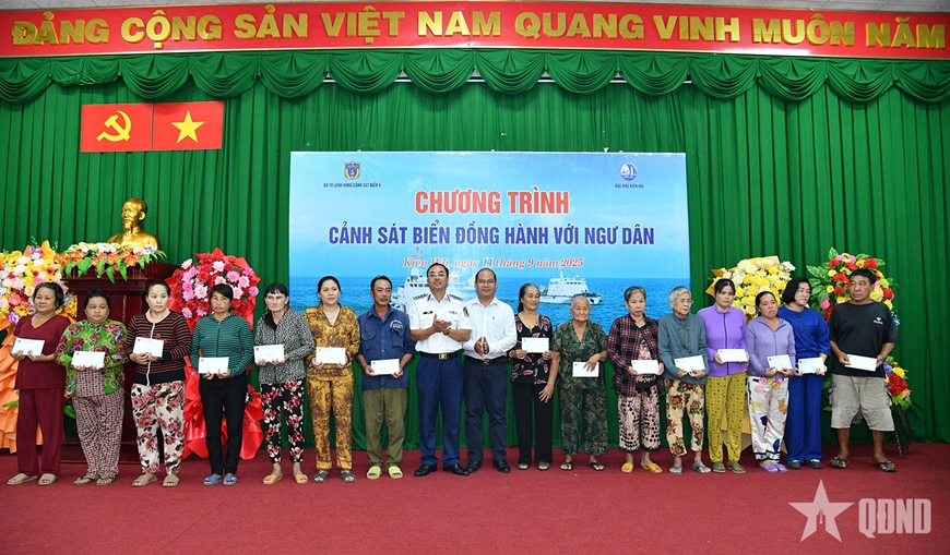 Bộ tư lệnh Vùng Cảnh sát biển 4 đồng hành với ngư dân đặc khu Kiên Hải, An Giang